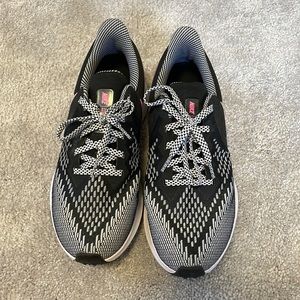 Womens Nike zoom sneakers, size 8.5